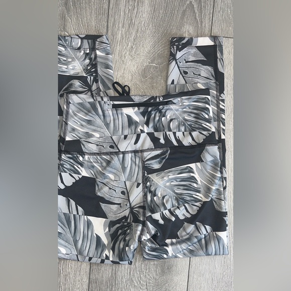 Nike Women’s Size XS Athletic Capri Pants Dri Fit Black Gray High Rise - Picture 2 of 4